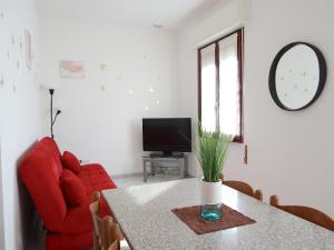 A television and/or entertainment centre at Relax&Natura a 6 minuti da BRESCIA Wifi a Rezzato