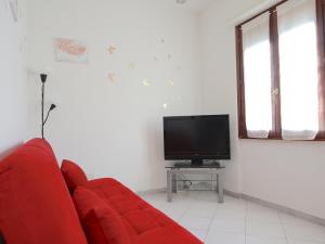 A television and/or entertainment centre at Relax&Natura a 6 minuti da BRESCIA Wifi a Rezzato
