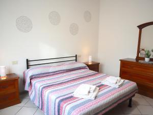 a bedroom with a bed with two towels on it at [Relax&Natura] a 5 minuti da BRESCIA Wifi+ Netflix in Rezzato