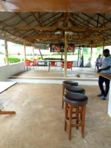 a group of stools sitting in the middle of a room at Airport Lodge Lungi in Lungi