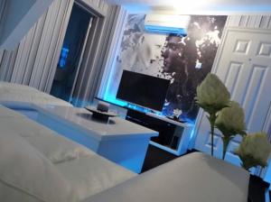 ヴァルナ・シティにあるTop Center Stefan Stambolovのベッドルーム1室(ベッド1台、デスク、テレビ付)