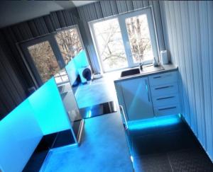 ヴァルナ・シティにあるTop Center Stefan Stambolovの青いテーブルと2つの窓が備わる客室です。