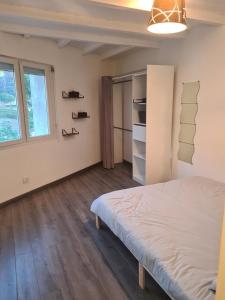 1 dormitorio con cama y ventana en Logement entier situé à Taponnat Fleurignac., en Taponnat-Fleurignac