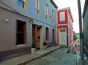 a group of buildings on a narrow street at Hotel Latitud 33º Sur in Valparaíso