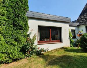 a house with a window with red trim at Ferienwohnung Gartenblick - Idylle am Travetal in Bad Oldesloe