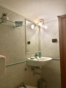 ナポリにあるCasa Mariaのバスルーム(洗面台、鏡付)