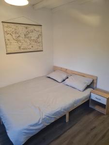 1 cama en una habitación con un mapa en la pared en Logement entier situé à Taponnat Fleurignac., en Taponnat-Fleurignac