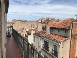 uma vista para a cidade a partir de uma varanda em Studio Moustier em Marselha