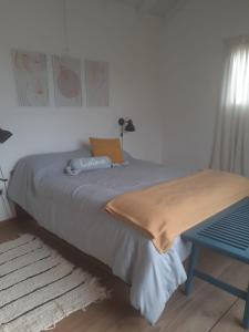1 cama con banco azul en una habitación en Tea Amoro Apart Duplex con aire acondicionado, en Tandil 8 fotos más
