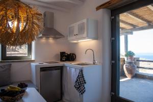 A kitchen or kitchenette at Aerino Seaside