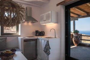 A kitchen or kitchenette at Aerino Seaside