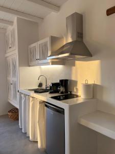 A kitchen or kitchenette at Aerino Seaside