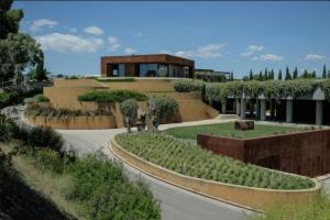 una casa con jardín en medio de una carretera en Tina de Vila, en la capital del vino, en Vilafranca del Penedès