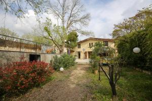 una casa con un patio con una valla en Mas climatisé à 10 minutes de Montpellier en Lavérune