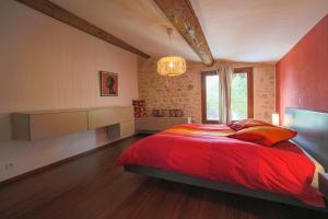 - une chambre avec un lit rouge et une fenêtre dans l'établissement Mas climatisé à 10 minutes de Montpellier, à Lavérune