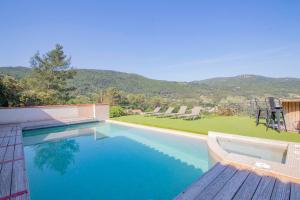 uma piscina com vista para as montanhas em love room avec spa et piscine vu panoramique em Solliès-Toucas