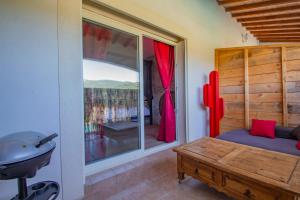 een kamer met een bed en een groot raam bij love room avec spa et piscine vu panoramique in Solliès-Toucas