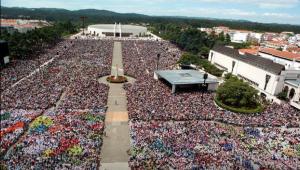 a large crowd of people standing around a fountain at Residencial Santa Clara in Fátima +4 photos