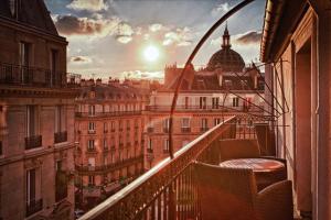 een balkon met uitzicht op de stad bij Le 12 Hôtel in Parijs