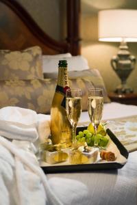 een dienblad met een fles champagne en twee glazen bij Crowne Plaza Minneapolis West, an IHG Hotel in Plymouth