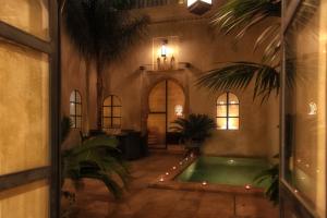 Riad Dar Zen في الرباط: بيت فيه مسبح في غرفة فيها نباتات