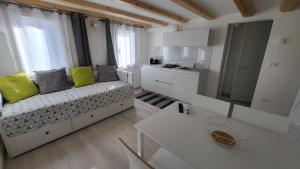 uma sala de estar com um sofá e uma cozinha em Casa lagunare haus em Chioggia
