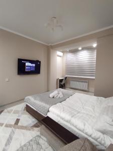 Уютная квартира-студия ЖК Lotus Terrace tesisinde bir odada yatak veya yataklar