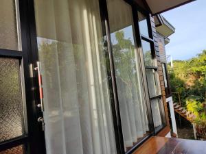 uma porta de vidro deslizante com vista para um quintal em Destiny Home Stay 