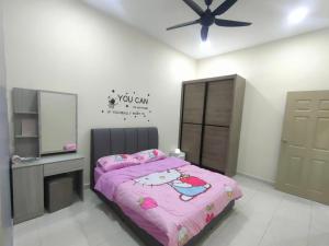 1 dormitorio con cama, tocador y espejo en My Homestay Sitiawan - Astronaut Space House 8 Pax en Sitiawan