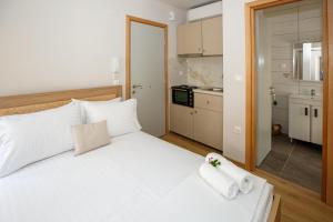 A kitchen or kitchenette at ΟNIRO Comfort Living