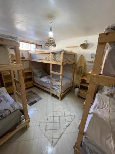Cette chambre dispose de lits superposés et d'une lampe pendant. dans l'établissement We surf Morocco BOUTIQUE HOUSE, à Taghazout