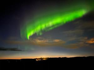 una imagen de la aurora boreal en el cielo en Beautiful cottage with Mountain View en Fludir