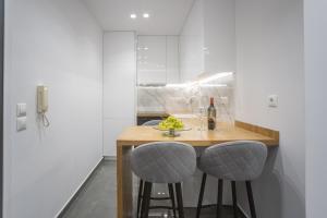 una cocina con una mesa con un tazón de uvas. en A casa nostra, en Loutraki 18 fotos más