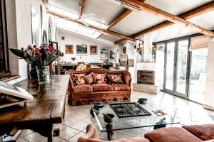 sala de estar con sofá y mesa en Villa Marino vista mare, en Roccella Ionica