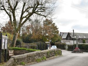 una calle con una pared de piedra y una valla en Lansdowne en Dousland