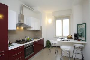 Riviera Apartments في ليفانتو: مطبخ مع مغسلة وموقد فرن علوي