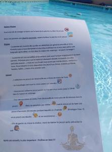 ein Schild im Wasser neben einem Pool in der Unterkunft GIGITE COCO in Saint-Joseph