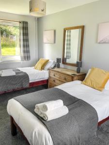 Rúm í herbergi á Old Kyle Farm - Stunning Views - 2 mins from Skye Bridge