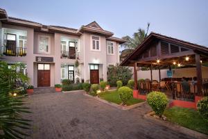 Casa grande con patio y restaurante en The Highbridge Guest Lodge, en Accra