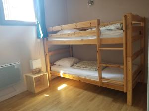 a bedroom with two bunk beds in a room at Chalet, 5 couchages, wifi, garage, parking gratuit Les Fontanilles Draps et serviettes non fournis in Font-Romeu-Odeillo-Via