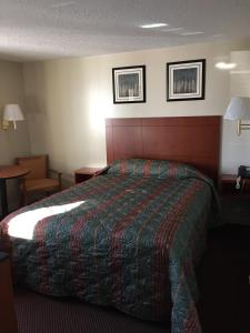 เตียงในห้องที่ Royal Inn Motel