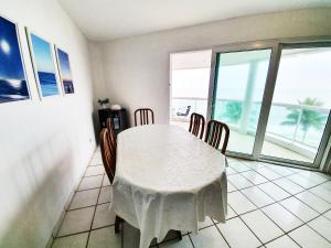 Un televizor și/sau centru de divertisment la Apt com vista para o mar e churrasqueira