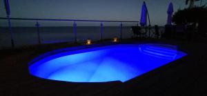 Bazén v ubytovaní Vue magnifique, piscine privée chauffée et sauna à 10min de Monaco alebo v jeho blízkosti