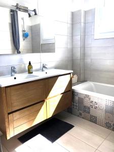 La salle de bains est pourvue d'un lavabo et d'une baignoire. dans l'établissement Beautiful T3 terrasse Nice, à Nice