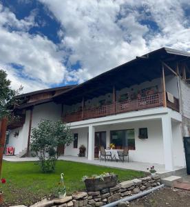 チェアラウにあるCasa Lucaのバルコニーとパティオ付きのホワイトハウスです。