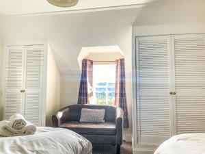 Rúm í herbergi á Old Kyle Farm - Stunning Views - 2 mins from Skye Bridge
