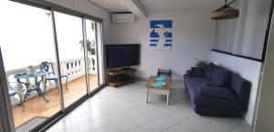 Televízia a/alebo spoločenská miestnosť v ubytovaní Vue magnifique, piscine privée chauffée et sauna à 10min de Monaco