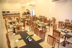 an overhead view of a restaurant with tables and chairs at Stay Inn Hotel in Imperatriz