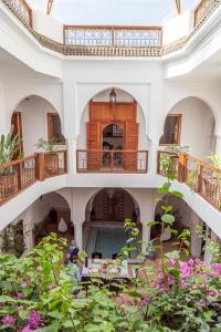 een binnentuin van een huis met planten bij Riad Dar Talah in Marrakesh