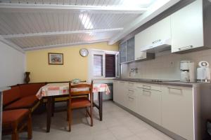 Dapur atau dapur kecil di Apartment Slunjski